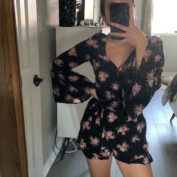 American Eagle Long Sleeve floral Romper in Size XS - Picture 1 of 6